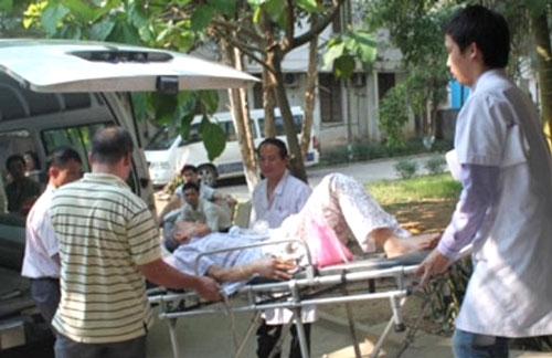 Bục dạ dày, bác sỹ vẫn không cho chuyển viện?