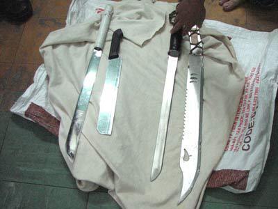 Vác mã tấu khống chế cướp tài sản các đôi tình nhân