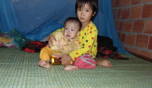 “Gà trống” quặt quẹo nuôi ba đứa con thơ