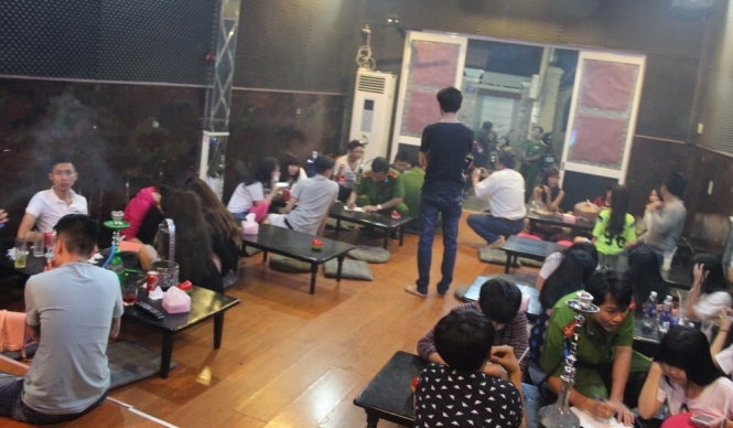 Phát hiện hàng chục học sinh đang hút shisha 