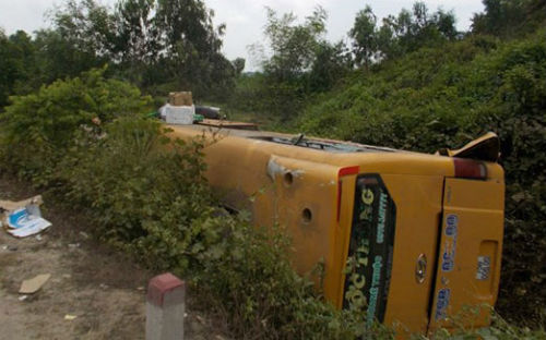 Xe khách lao xuống vực, phụ xe dùng mã tấu hành hung công an