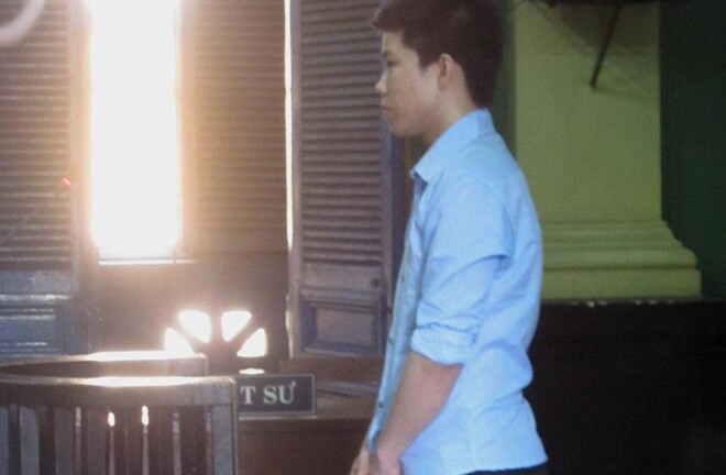 Bố bé gái tá hỏa khi phát hiện người yêu con trong tủ quần áo