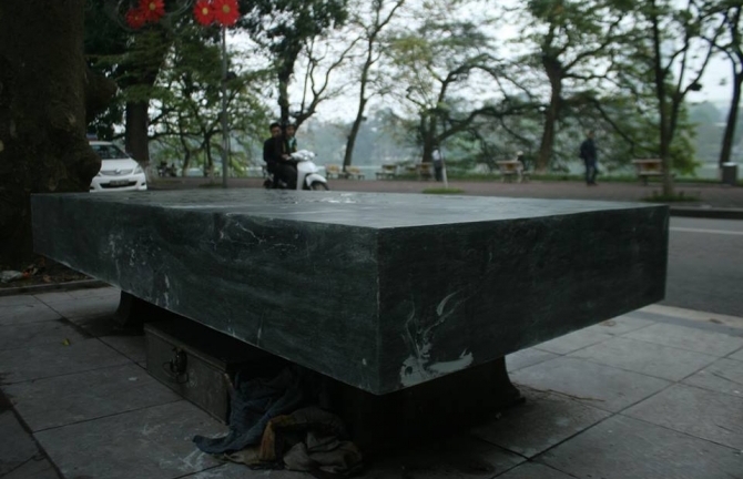 Phục dựng ‘ghế đá tình yêu’ bên Hồ Gươm