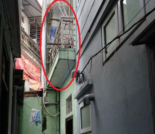 Chém con gái và bà thông gia trọng thương rồi cố thủ trong nhà