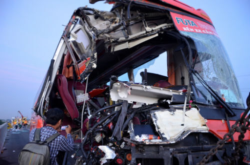 Xe khách đâm vào 2 xe tải, 10 người thương vong