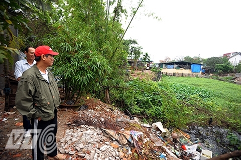 Rùng mình cảnh muỗi dày đặc 'tấn công' nhà dân giữa lòng Hà Nội