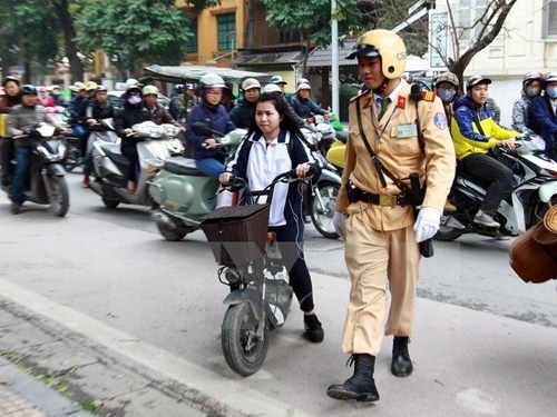 Từ 10/4, học sinh Hà Nội phải đội mũ bảo hiểm