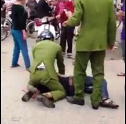 Làm rõ vụ công an ghè cổ, vật người vi phạm giữa đường