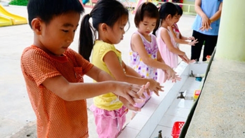 Sai lầm của mẹ khi phòng bệnh mùa hè cho con