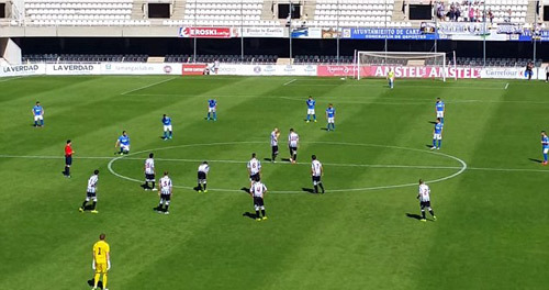 Bi hài chuyện hai đội bóng Tây Ban Nha biểu tình...quỳ để đòi lương