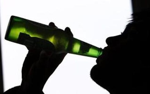 Ham nhậu tới bến, chồng bị vợ chuốc rượu 'cắm sừng'