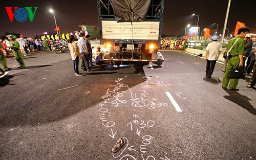 Tai nạn trên cầu vượt lớn nhất Việt Nam, một nam sinh tử vong