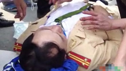 Đâm gãy chân cảnh sát vì bị yêu cầu dừng xe