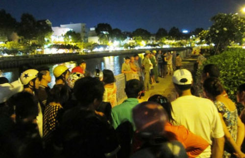 Đùa giỡn với bạn ở kênh Nhiêu Lộc, thiếu niên 16 tuổi chết đuối