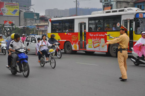 Phụ huynh, học sinh ngỡ ngàng bị dừng xe vì không đội MBH