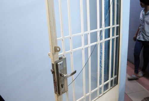 Nam thanh niên xông vào nhà dân “xin ngủ nhờ”, dọa tự tử nếu ai tấn công vào