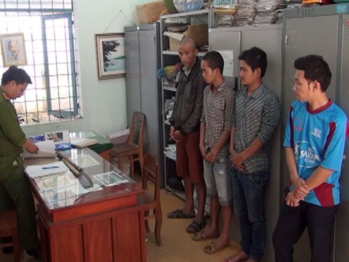 Mải chém nhau quên không thắng tay nên ôtô... đi xuống sông