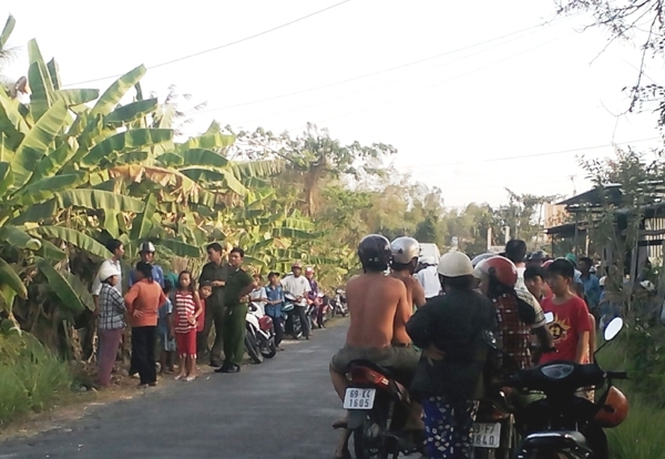 Phát hiện bé sơ sinh nhúc nhích trong bọc nilon ven đường