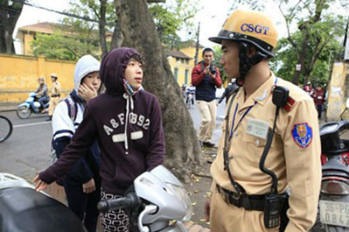 Nữ sinh bật khóc khi bị phạt trong ngày đầu xử lý không đội MBH 