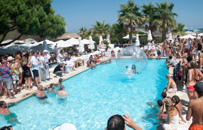 10 đại tiệc bể bơi nóng bỏng nhất thế giới