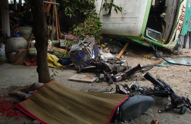 Xe buýt lộn nhào đè chết một phụ nữ