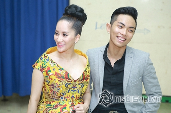 Khánh Thi tươi cười chụp ảnh cùng chồng trẻ kém 12 tuổi