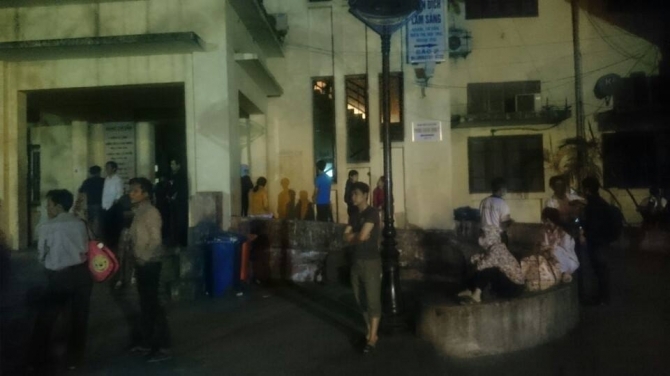 Nhiều người vội vã sơ tán vì BV Bạch Mai bốc khói nghi ngút