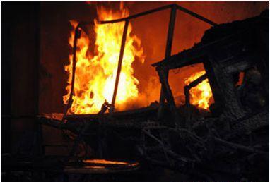 Chồng tưới xăng đốt 