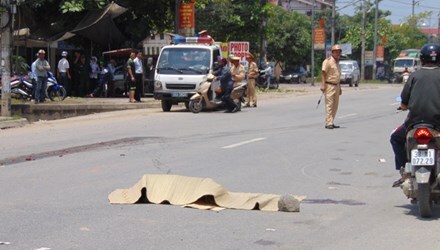 Bị xe tải cuốn vào gầm, cô giáo tiểu học chết thảm