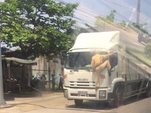 CSGT bám đầu xe tải yêu cầu tài xế dừng xe