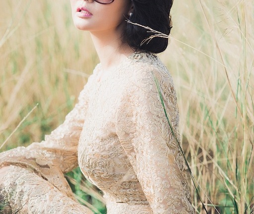 Hoa hậu quý bà Sương Đặng gợi cảm đắm mình trên đồng cỏ