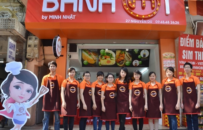 Hàng trăm người xếp hàng mua bánh mì của 