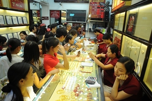 Giá vàng SJC chiều nay (18/4)  giữ nguyên, giá USD/VND giảm