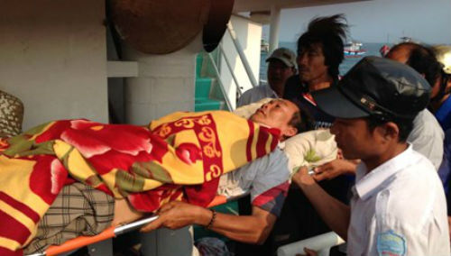 Tàu cá VN bị tàu lạ đâm ở Hoàng Sa, 1 ngư dân bị thương nặng