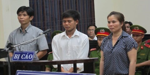 Lãnh 24 tháng tù vì tạt bia vào cán bộ thuế