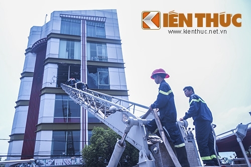 Kính tòa nhà 5 tầng nổ lớn, văng tung tóe trong vụ cháy