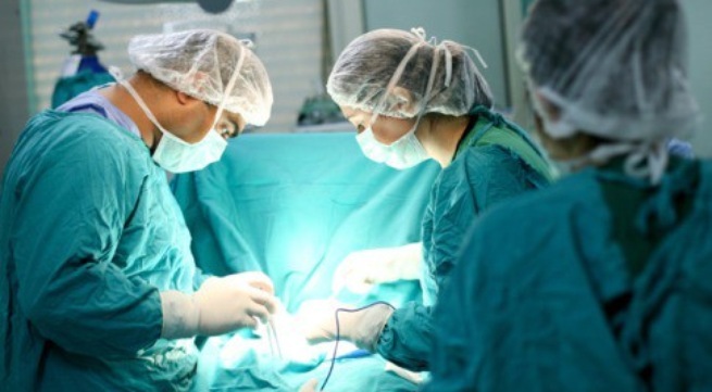 Bi hài chuyện phẫu thuật 'cô bé' để giữ lửa phòng the