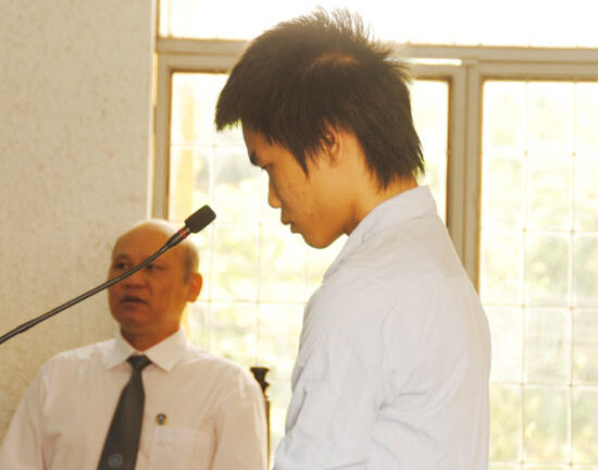 Lẻn vào buồng sàm sỡ vợ bạn còn vác dao truy sát người khác