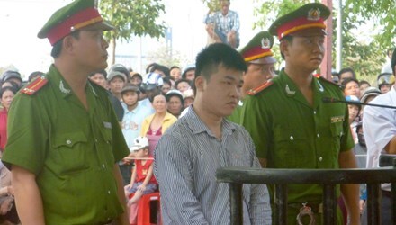 Kẻ giết người hàng loạt cười khuyên người nhà vì 