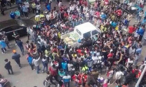 Bắt nạt bà bán chuối, xe của quản lý đô thị bị 1000 học sinh vây