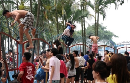 Vụ hỗn loạn tại Công viên nước Hồ Tây: Tắm miễn phí, sạch trơn văn hóa