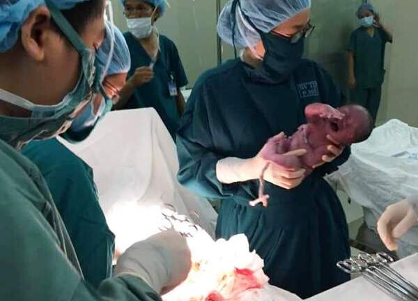 Cứu sống bé sơ sinh tim chỉ đập 30 nhịp/phút