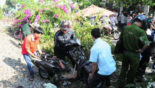 Thương tâm: Đưa cháu đi học, 2 bà cháu bị tàu hỏa tông chết