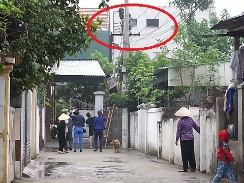 Giữa đêm, nam thanh niên bất ngờ leo cột điện ngồi cố thủ