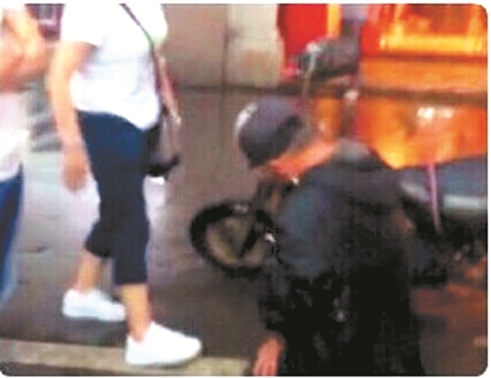 Trung Quốc: Ông lão quỳ dưới trời mưa xin lỗi vì làm vỡ màn hình Iphone 6