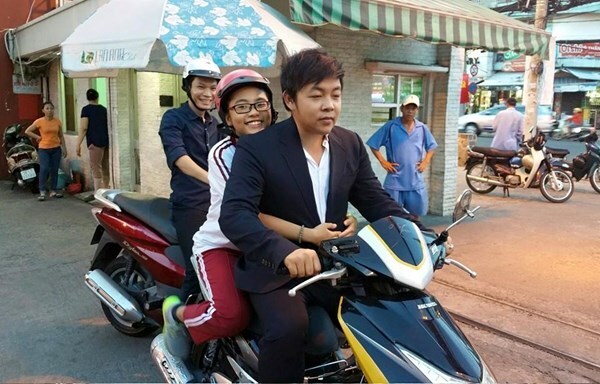Sự thật bức ảnh Quang Lê không đội mũ bảo hiểm chở Phương Mỹ Chi