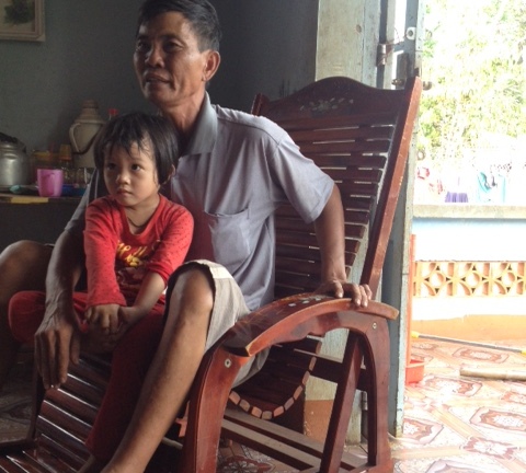 Ma men ăn vạ đòi yêu, dọa tự tử bằng “bom xăng”