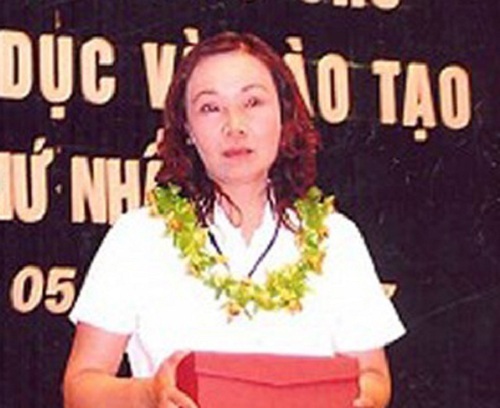 Nữ đại gia phố núi vác cả bao tải tiền đem cho, ai chê nhà xấu là đập bỏ