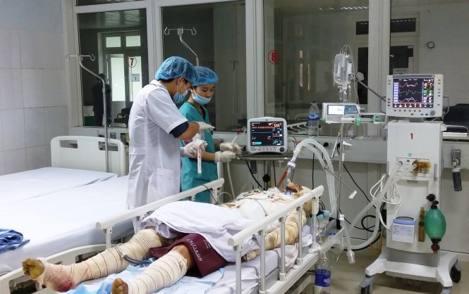 Người mẹ bị bỏng vì lao vào biển lửa cứu con được chuyển ra Hà Nội 