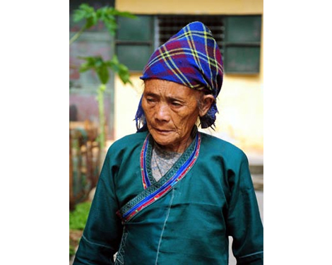 Bị chồng cầm dao gõ đầu, vợ quay lại đâm chồng tử vong